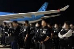 韩国警方从东南亚押解73名犯罪嫌疑人回国