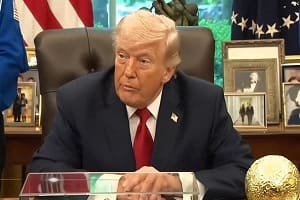 特朗普站在白宫镜头前，扔出了一枚比导弹还炸的“炸弹”